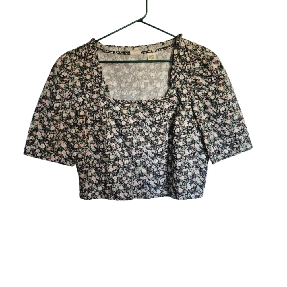 Levi's Cropped Button-Front Blouse - Picture 2 of 5